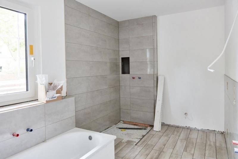 Carrelage mural ou au sol, comment bien pr&eacute;parer la pose dans une salle de bains ?
