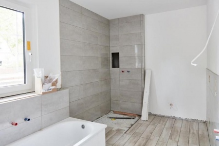 Carrelage mural ou au sol, comment bien pr&eacute;parer la pose dans une salle de bains ?